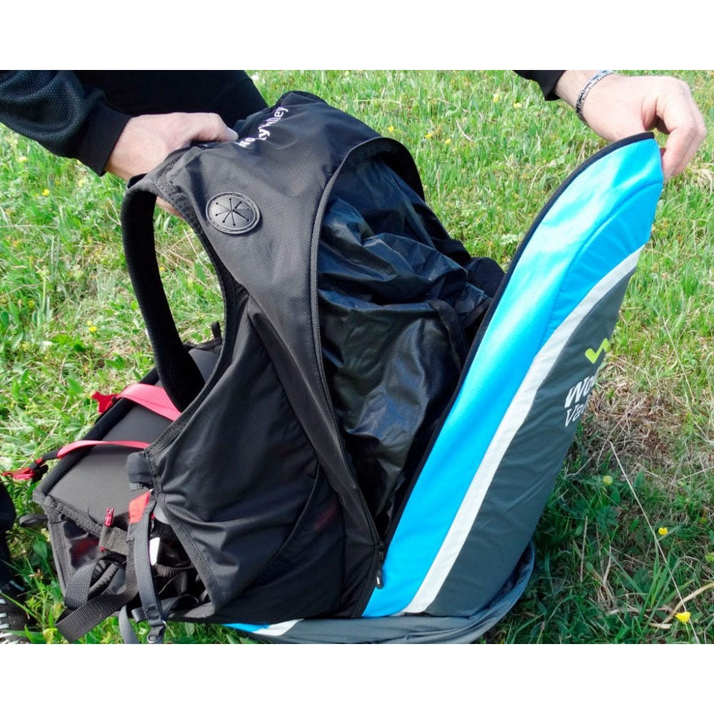 You can stow all of your items easily in the spacious rear pocket.