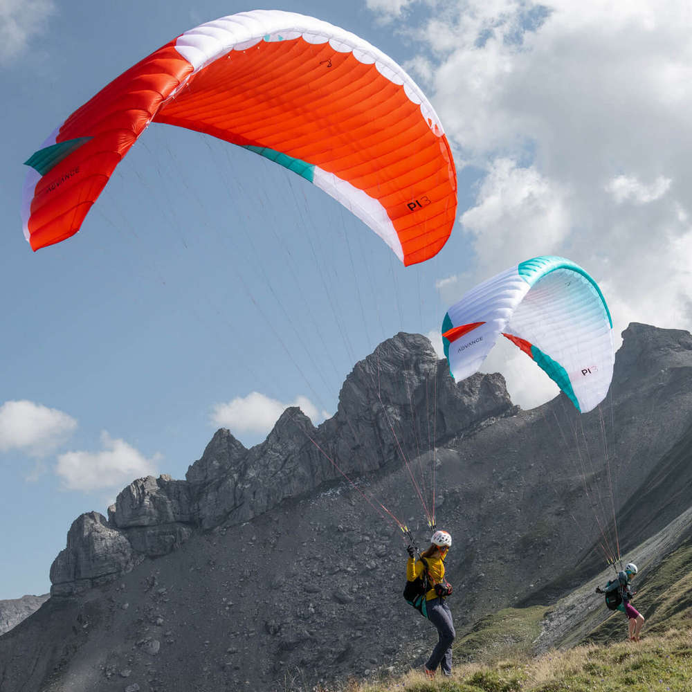 After closing the four elasticated closure flaps the container is compressed to its compact volume by the zip on the back.