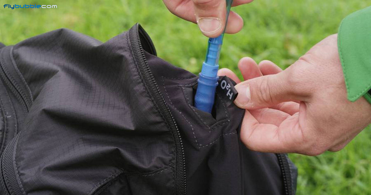 Drink tube routing: openings and securing points on the shoulder straps