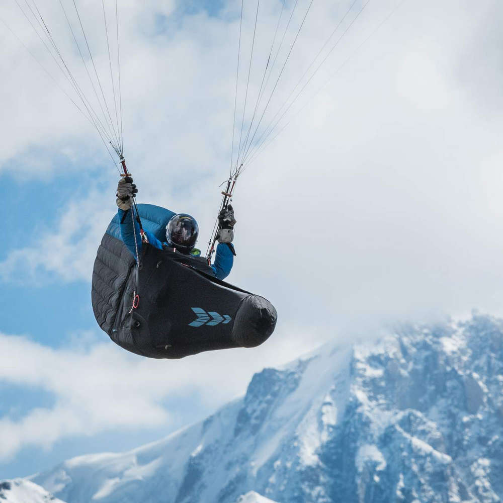 accessible from both sides. Drag parachute not included.