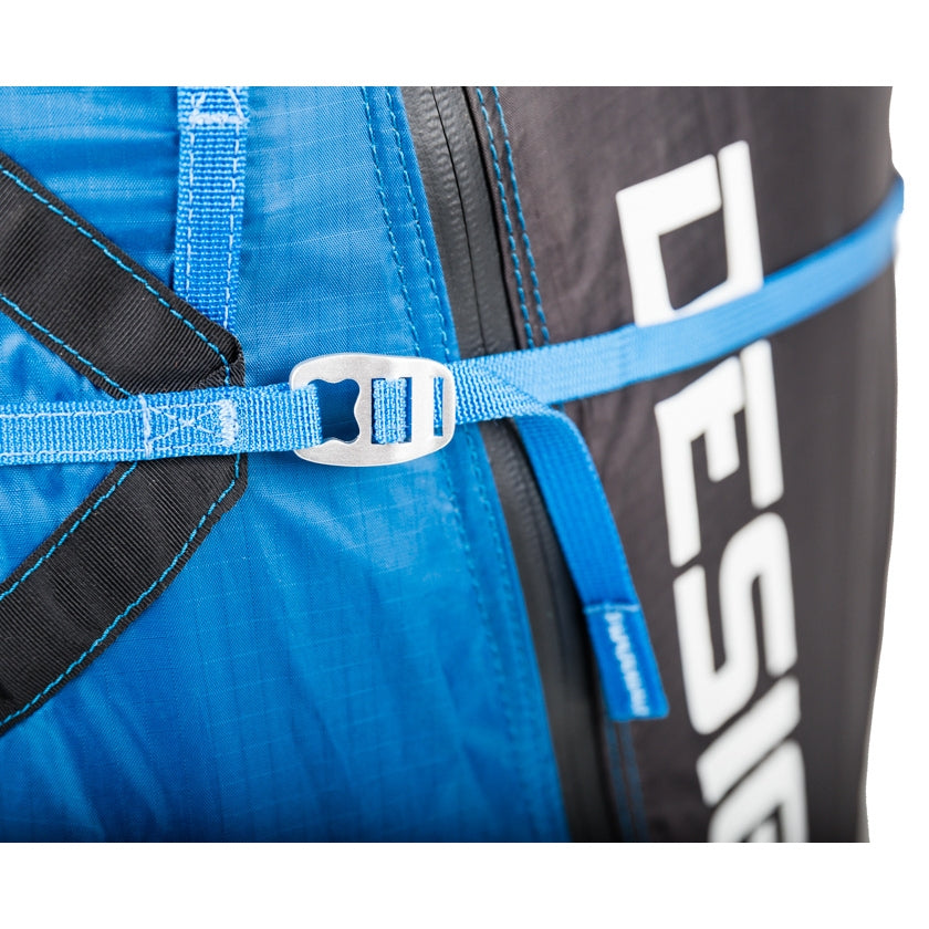 Kortel Kolibri Backpack 60L. Single zipper to open all or part of the bag.