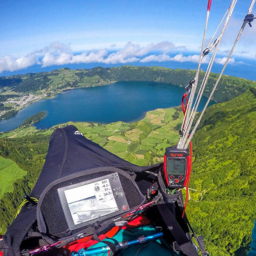 Volbiv legend Antoine Girard flying with Syride SYS'Nav V3 riser mounted and SYS'Evolution deck mounted
