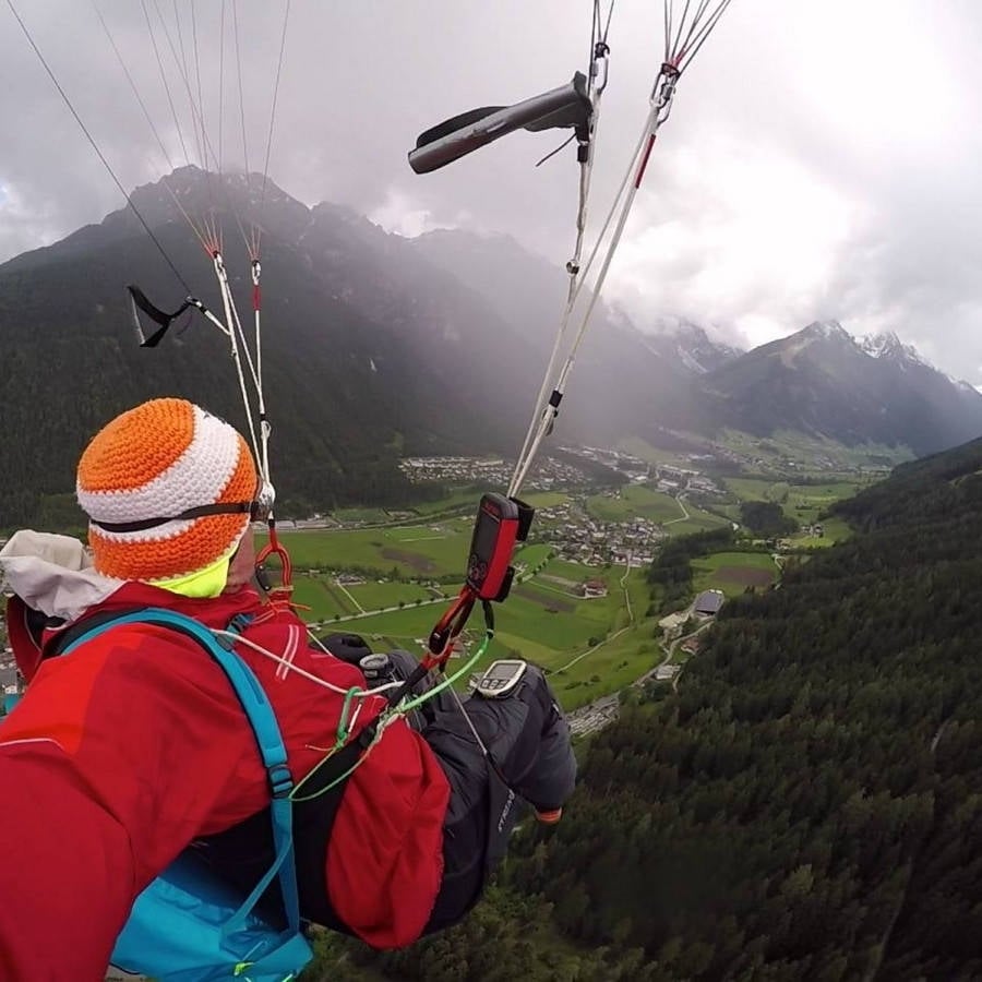 Hike and Fly enthusiast Markus Grundhammer aka "Skyman" with Syride SYS'Nav V3 riser mounted