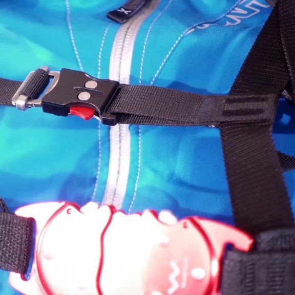 The container's volume can be expanded by means of an inside zipper.