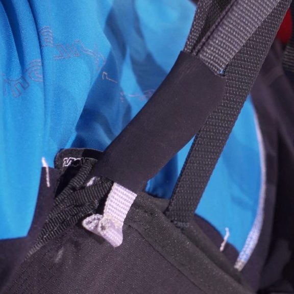 so we replaced the plastic buckles on the shoulder straps with a more resistant metal buckle.