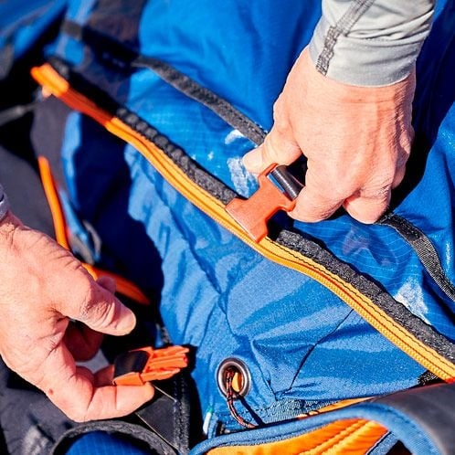 Wiz buckles for easier stowage of the glider into the harness rucksack