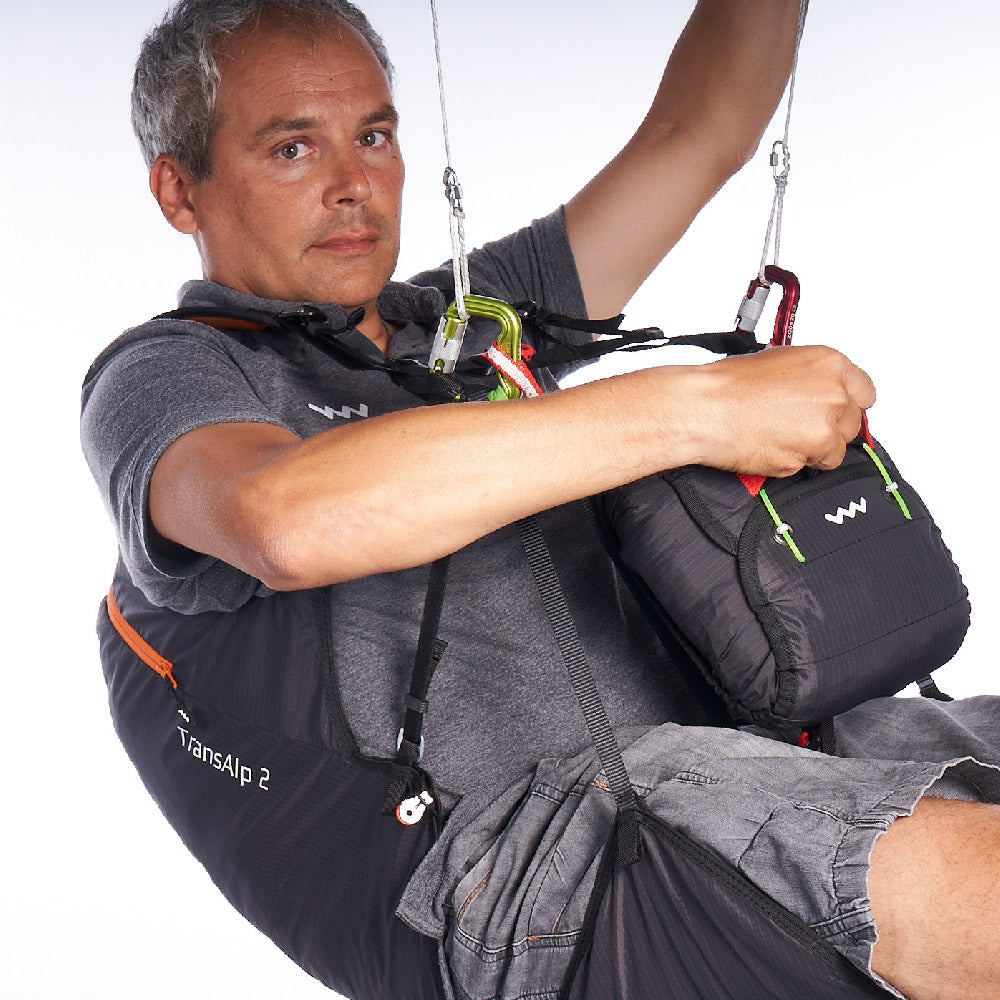 Woody Valley Front Light Rescue Container Anthracite: Deploying the reserve parachute