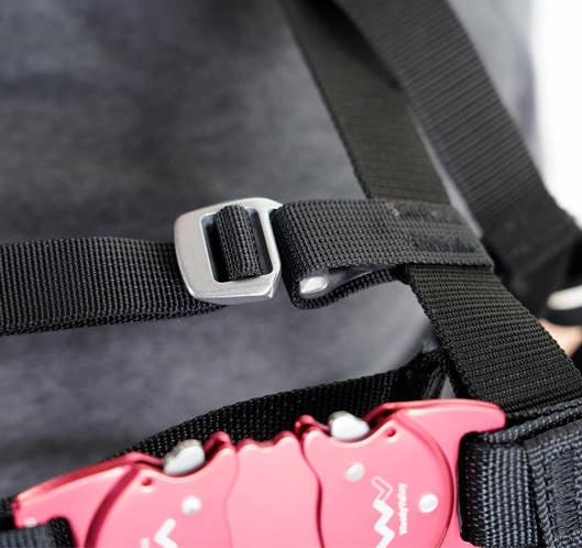Chest strap with magnetic hook buckle | Wani 3 harness features