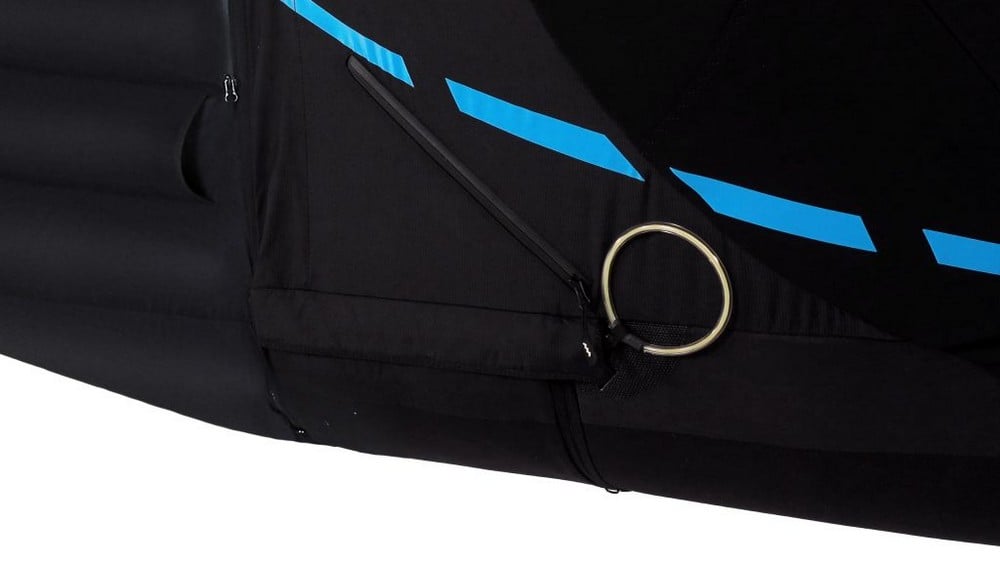 “Anti-G” braking parachute pocket built into the back and with barycentric constraint karabiner.