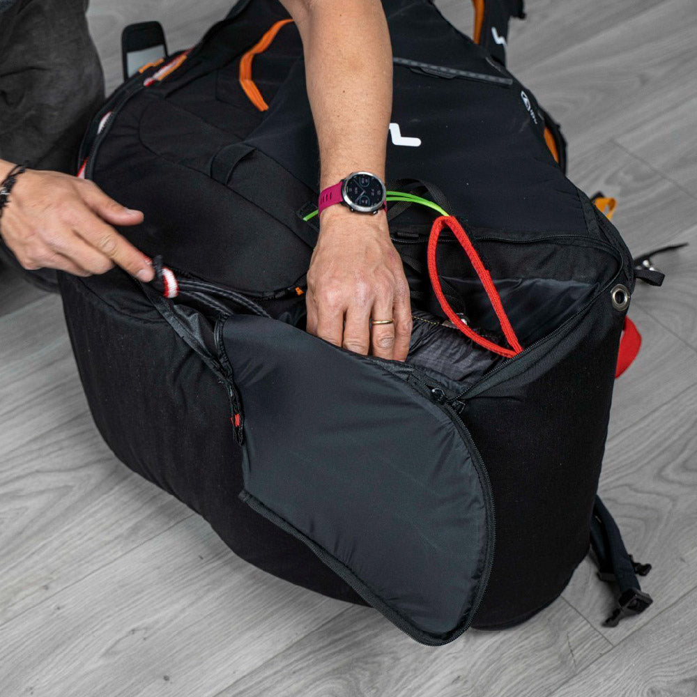 Woody Valley MK1 pro: The reserve parachute placed under the seat