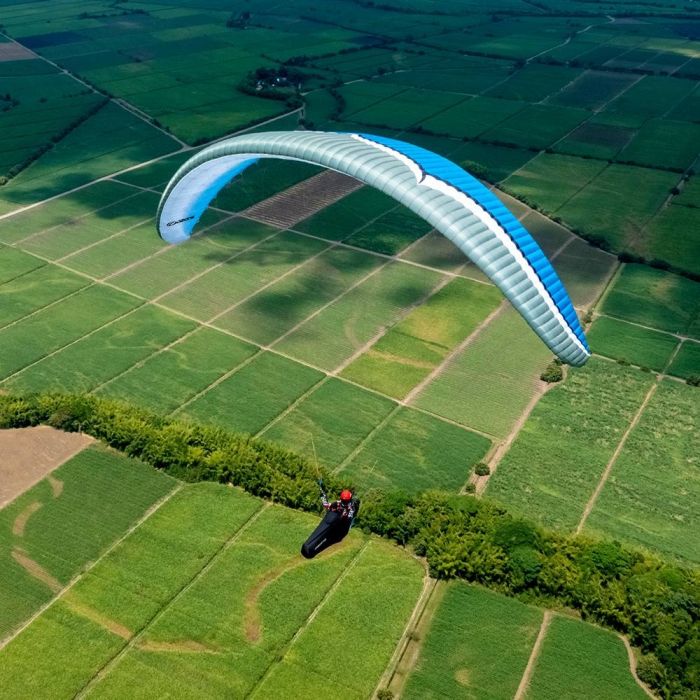 Ozone Mantra M7 paraglider