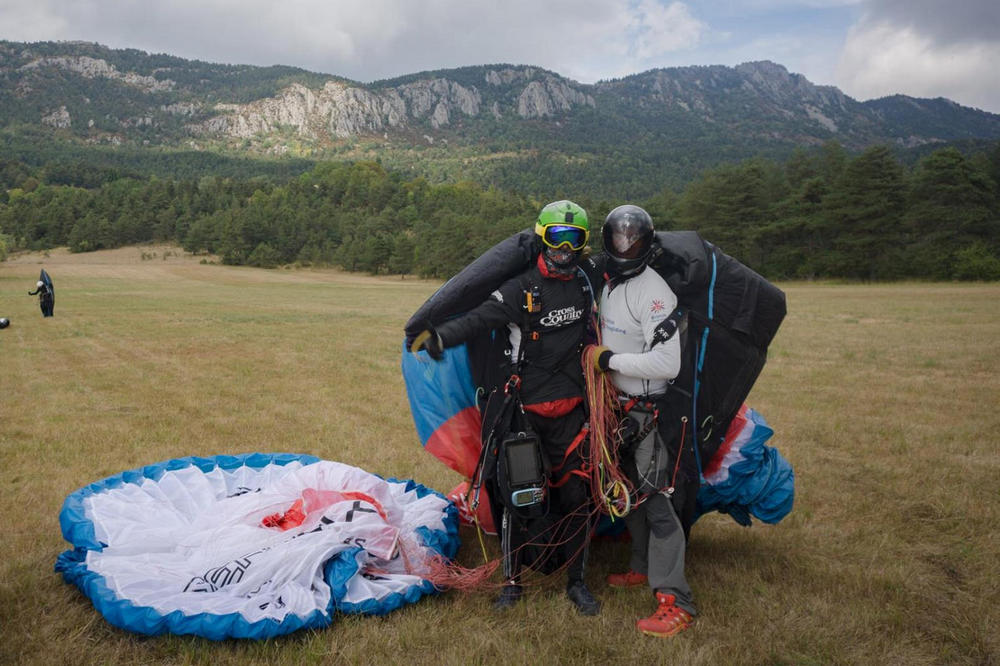 Flybubble team pilot Remi Pickett and Theo Warden in Goal in their Woody Valley X-Rated 7s.