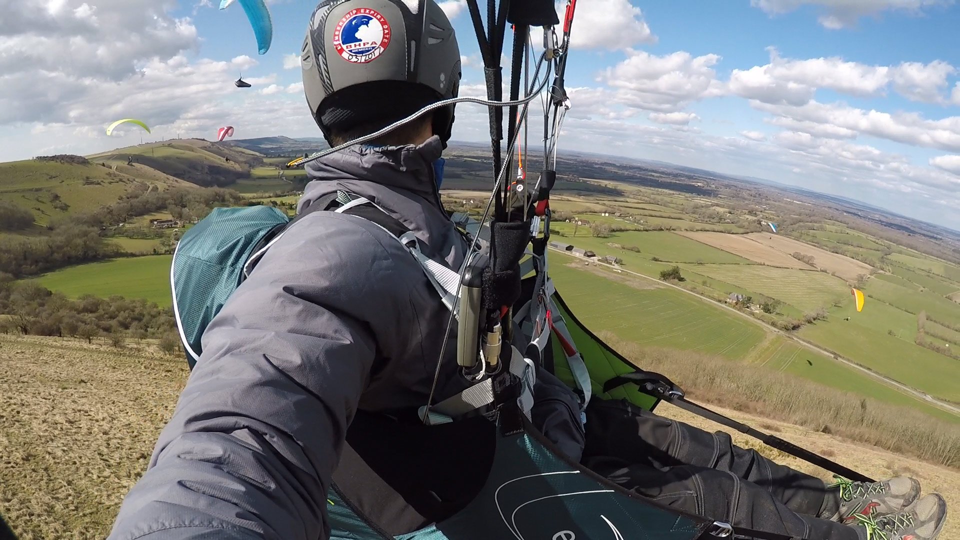 How to fly in paragliding traffic: look first