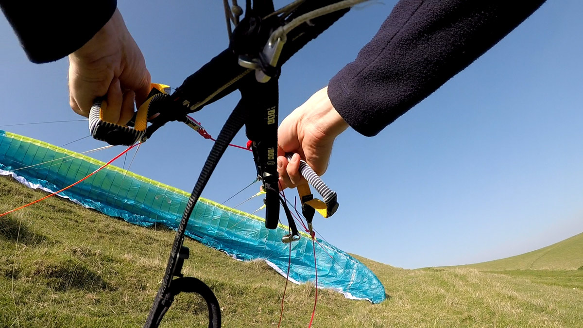 How to fix a cravatte on a paraglider: build a wall