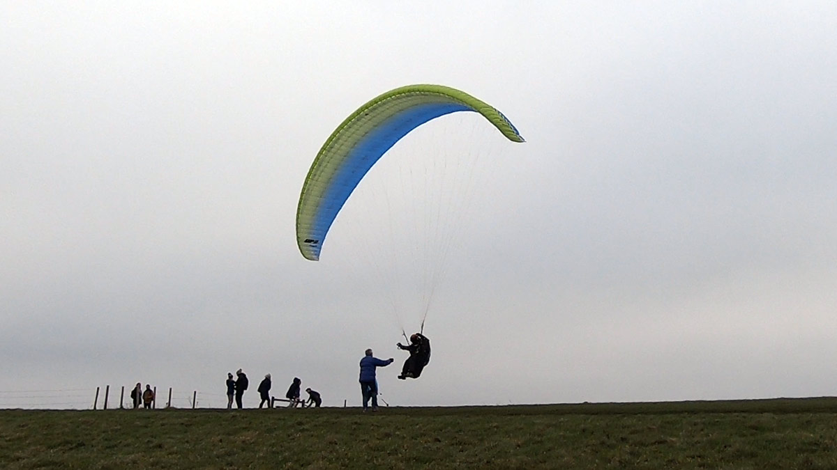 Strong wind landing: assisted landing