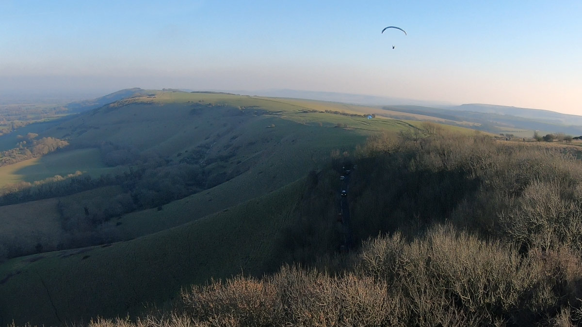 Paragliding in light lift: soaring or thermaling