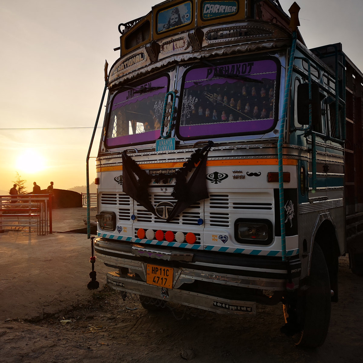 Paragliding Bir (Himalaya): big truck
